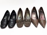 cinq paires de chaussures pour femmes alignées en rang