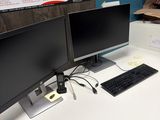 un bureau sur lequel sont posés deux écrans d'ordinateur et un clavier