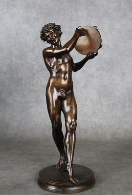 statue en bronze représentant un homme tenant un bol, posée sur un socle
