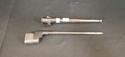 deux outils posés sur une table