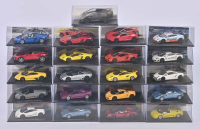 un grand nombre de voitures-jouets dans une vitrine