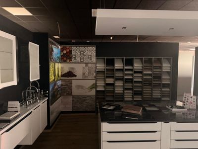 une image d'une cuisine avec beaucoup d'espace de travail
