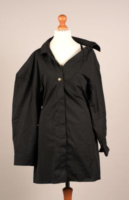 une image d'un manteau noir sur un support de mannequin