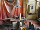 une machine qui se trouve dans une pièce avec un rideau rouge