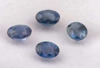 trois saphirs bleus sur un fond blanc
