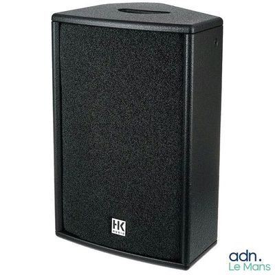 un gros plan d'une enceinte noire sur fond blanc