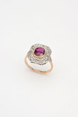 une bague en tourmaline rose et diamant