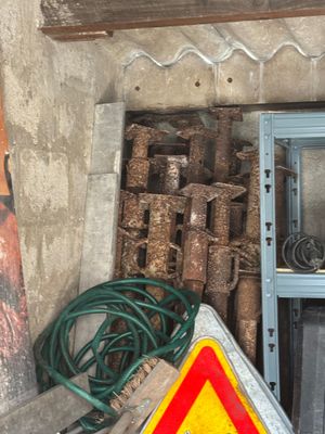 une photo d'un tas de vieilleries dans un garage