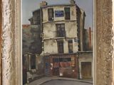 une peinture à l'huile représentant un bâtiment sur lequel figure un panneau de rue