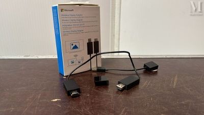 une boîte posée par terre à côté d'un chargeur