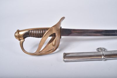 une épée et un briquet posés sur une table