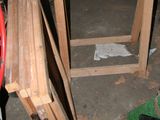 plusieurs pièces de bois sont empilées dans un garage