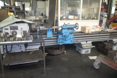 une machine qui se trouve dans une pièce avec de nombreux outils