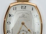 une image représentant une montre de poche plaquée or avec des chiffres romains