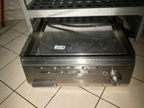 une cuisinière posée à même le sol dans la cuisine