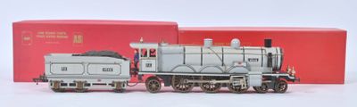 un petit train en jouet posé à côté d'une boîte rouge