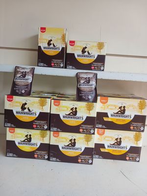 Plusieurs boîtes de café sont posées sur une étagère dans une pièce
