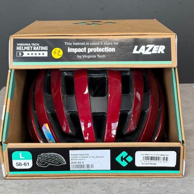 une boîte contenant un casque, posée sur une table
