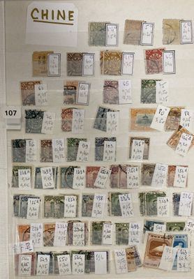 une photo d'un tableau d'affichage recouvert de nombreux timbres