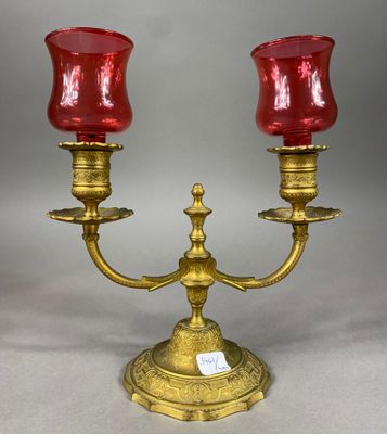 Flambeau à deux lumières en bronze doré à décor de rinceaux,…