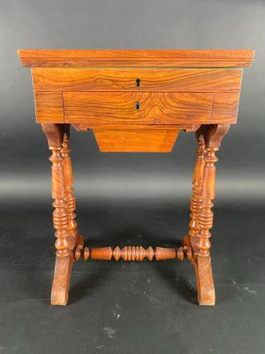 Travaillleuse Louis Philippe en noyer ouvrant par un abattan…