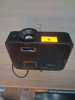 une photo d'un appareil photo noir et jaune fixé au mur
