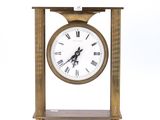 une horloge en bois avec des chiffres romains sur le cadran