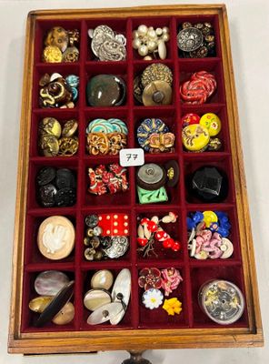 une boîte en bois remplie d'une multitude de bijoux de toutes sortes