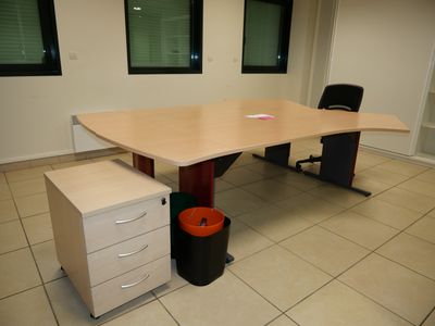 deux bureaux mélaminé et métal on y joint un caisson, un fau…