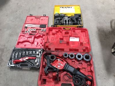 de nombreux outils rangés dans une mallette rouge