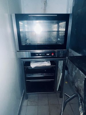 un téléviseur posé sur un meuble dans une pièce