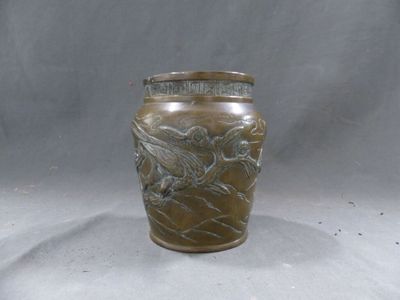 un vase orné d'un oiseau