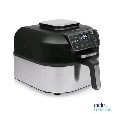 une friteuse à air chaud équipée d'une horloge numérique sur le dessus