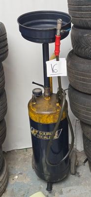 une pile de pneus empilés à côté d'un bidon d'essence