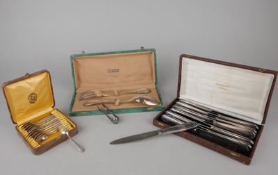 plusieurs types d'argenterie dans un coffret posé sur une table