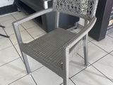 une chaise posée sur le sol de la pièce