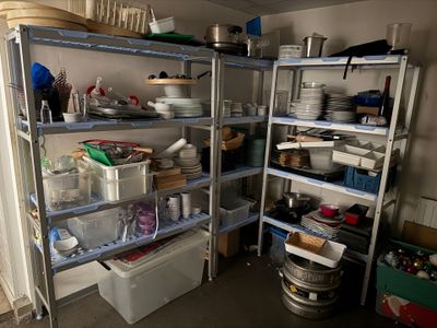 une pièce avec plein d'étagères et de bacs dessus