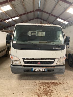 un camion blanc garé dans un garage