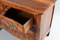 Commode en noyer mouluré à façade légèrement galbée ouvrant … (photo 2)
