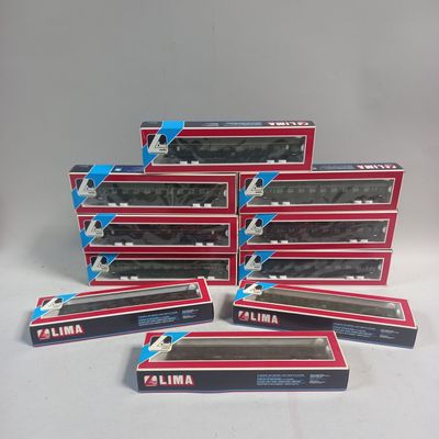 six cartons contenant des locomotives, posés sur une table