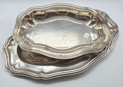 deux assiettes plaquées argent posées sur une table blanche, sur fond blanc