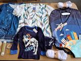 many items that are sitting on a table together