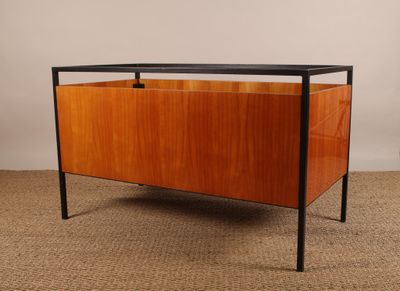 une photo d'une table basse en bois et en métal avec un plateau noir