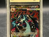 gros plan d'une carte pokemon dans un étui en plastique
