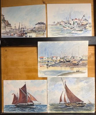 Plusieurs tableaux représentant des bateaux sont accrochés au mur d'une pièce.