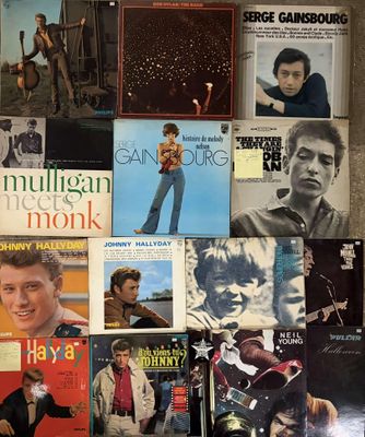 un mur recouvert de pochettes d'albums de toutes sortes