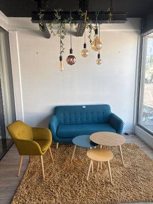 un canapé et deux fauteuils dans une pièce avec un tapis