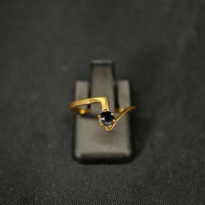 une bague en or surmontée d'un diamant noir