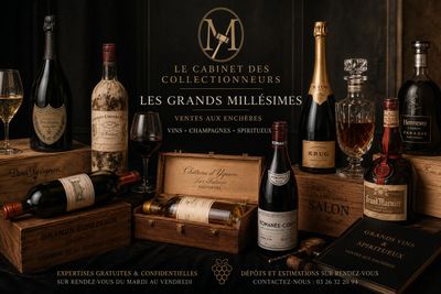 Des bouteilles et des verres de vin sont posés sur une table