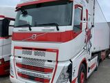 deux gros camions garés l'un à côté de l'autre sur un parking